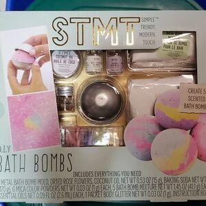 Never opened STMT D.I.Y Bath Bombs craft